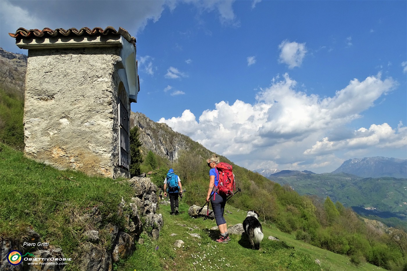 117 Cappelletta d'ingresso a Cantiglio (1071 m).JPG